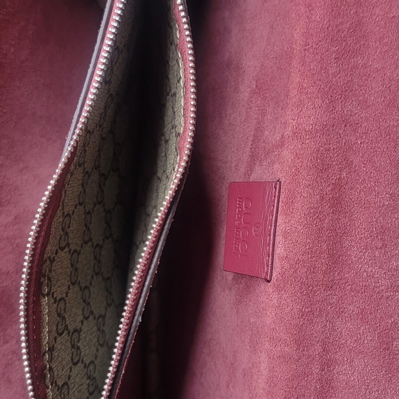 Beautiful pre-owned authentic Gucci shoulder bag. - Picture 11 of 16